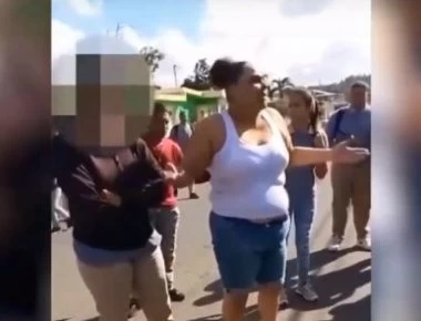 Μάνα βάζει την κόρη της να πλακώσει στο ξύλο συμμαθήτρια (βίντεο)